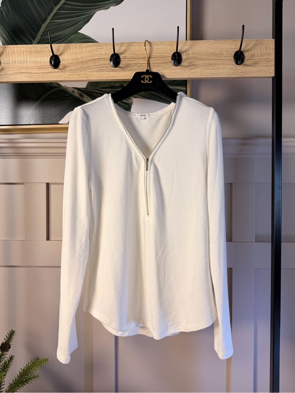 Ardene long sleeve top featuring a V-neckline with a silver front zipper M - Picture 3 of 8